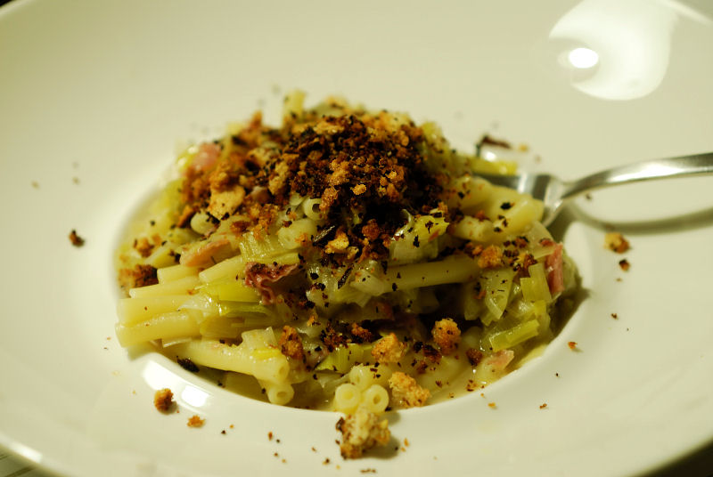 Eerst Koken Pasta met gestoofde prei en porcini pangrattato (Jamie Oliver)