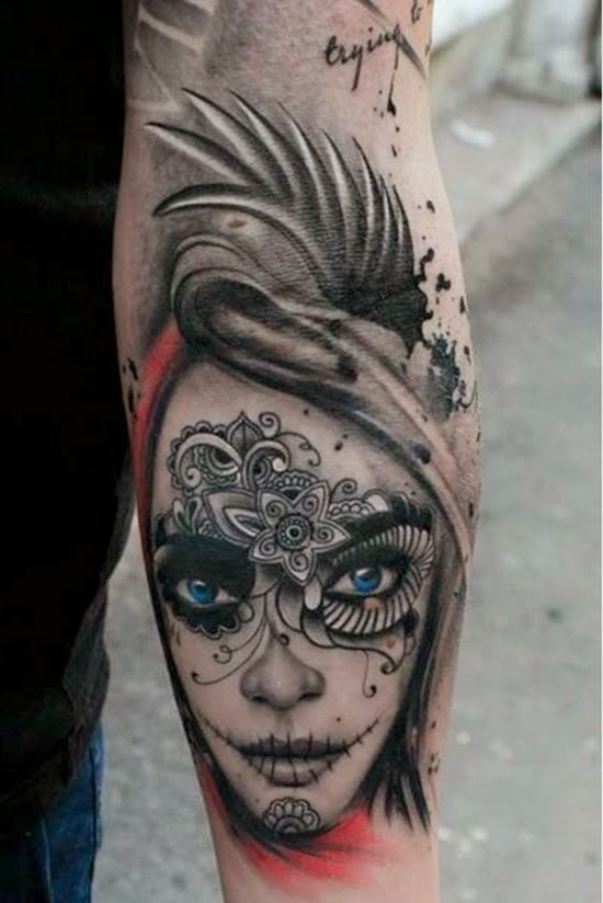 Vemos un tatuaje de catrina la muerte bella con ojos celeste