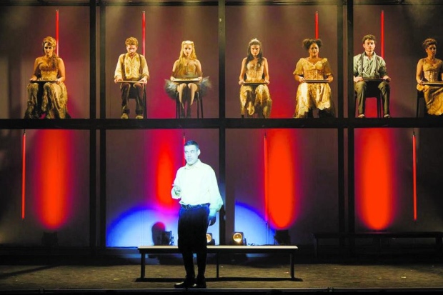 Na noite desta sexta-feira (20), em Belo Horizonte, o espetáculo “Todos os Musicais de Chico Buarque em 90 minutos”, encenado no Grande Teatro do Palácio das Artes, não chegou ao fim por conta de um aparente improviso do ator e codiretor Claudio Botelho.
Por volta da metade do musical, ele deu início a uma sequência de ataques ao ex-presidente Lula e à presidenta Dilma, inseridos no contexto da história.
Em cena, ele, que fazia o papel de líder de uma companhia teatral que rodava pelo interior do país, fala sobre a chegada de sua trupe em Brejo de Cruz, lugar no qual passava o último capítulo da novela das oito, mesma noite em que um “ex-presidente ladrão foi preso” e que uma “presidente ladra” que ia sofre o impeachment.