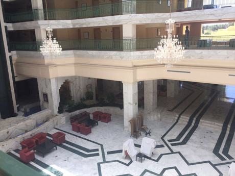 Lanh nguoi ben trong khach san bo hoang sau khi bi IS xa sung - Anh 6