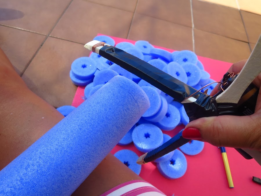 para cortar el churro de piscina utilizamos una pistola casera para cortar poliespan