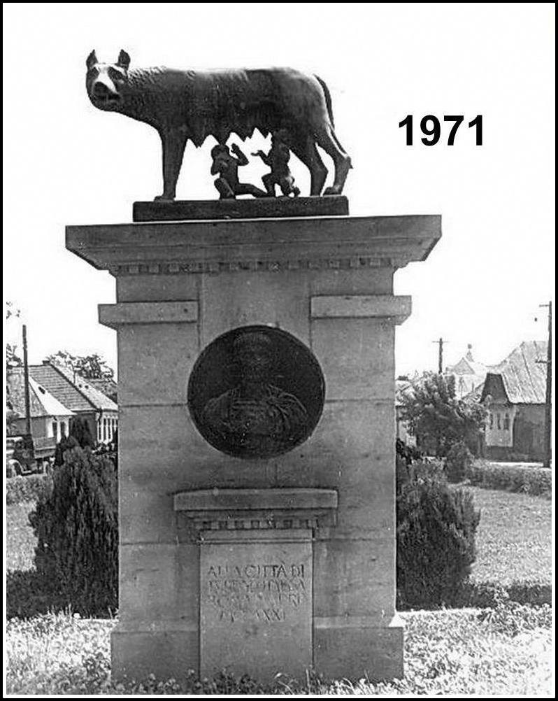 Lumea văzută din Turda Turda Piata Romana Statuia Lupa Capitolina