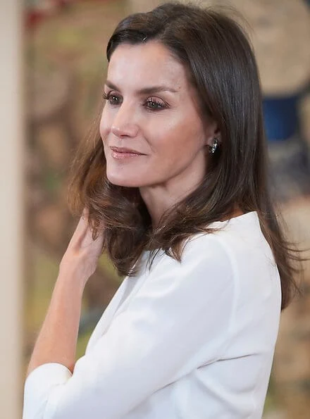 Queen Letizia wore Hugo Boss blouse and Hugo boss trousers, Prada pumps. Center for Early Childhood and Primary Education