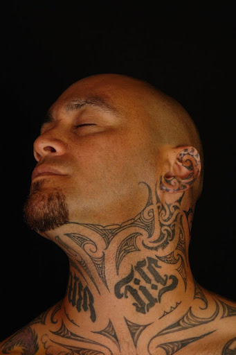 Este bad ass maori tatuagem no pescoço