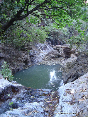 Cascadas de aguas termales después de la fosa