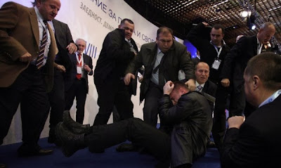 По време на днешната Осма конференция на партията, докато лидерът й изнасяше доклада си, Октай Енимехмедов излезе с пистолет и се опита да стреля по Доган