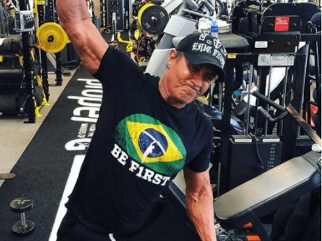 Sylvester Stallone hace "pull-ups" con pesas a sus 71 años