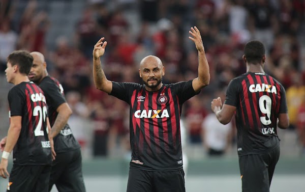 Oficial: El Atlético Paranaense renueva hasta 2020 a Jonathan