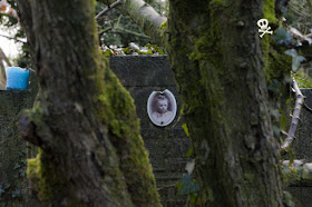 Retrato fotográfico de niño pequeño en tumba de infante