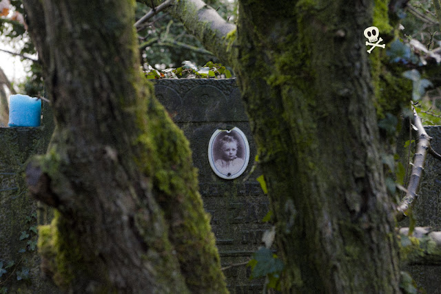 Retrato fotográfico de niño pequeño en tumba de infante