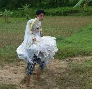 Tak Ada yang Bisa Mengalahkan Kekuatan Cinta, Bahkan `Jalan Berlumpur` Sekalipun Tak Ada yang Bisa Mengalahkan Kekuatan Cinta, Bahkan `Jalan Berlumpur` Sekalipun