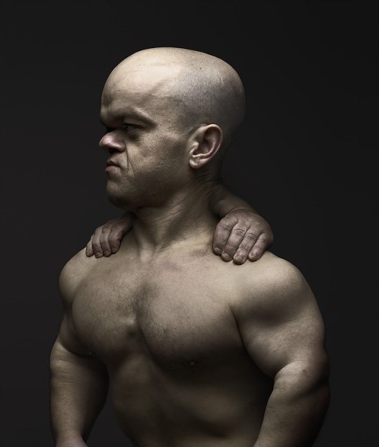 Mãos saindo pelo corpo nas bizarras fotografias e foto-manipulações de Babak Hosseiny e Jeffrey Vanhoutte Babak Hosseiny and Jeffrey Vanhoutte fotografia photoshop mãos saindo do corpo bizarro