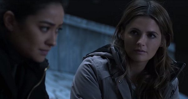 Película Cadáver. Megan (Shay Mitchell) y Lisa (Stana Katic).