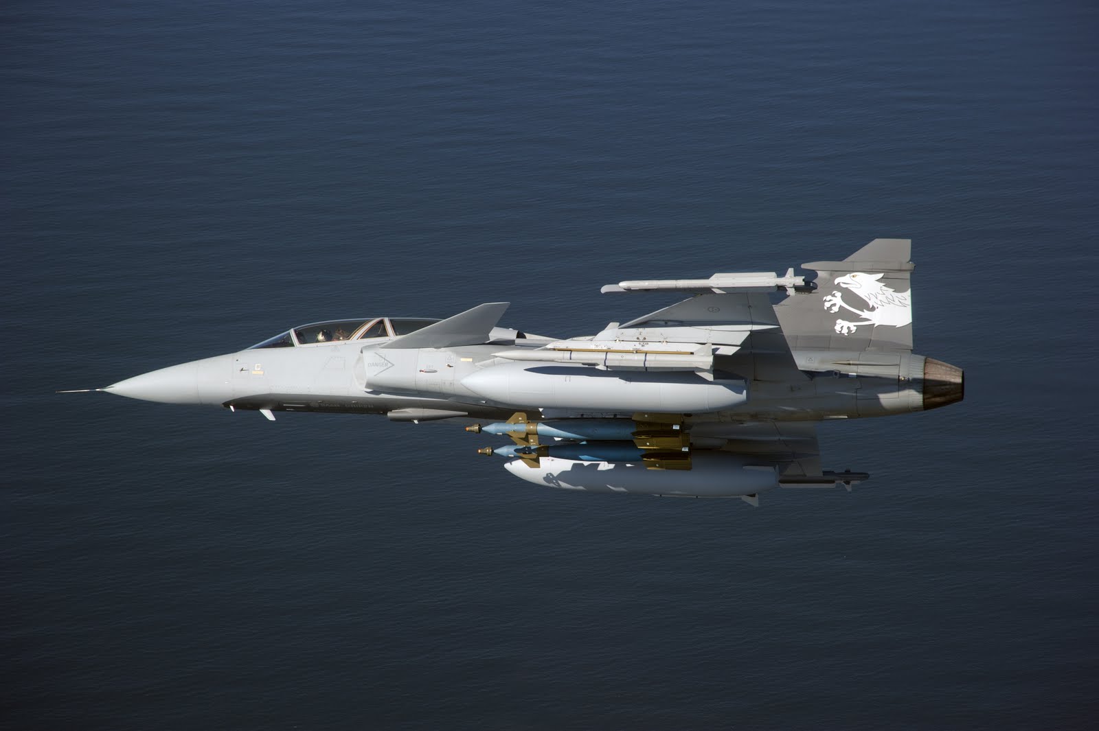 Gripen%2BDemo%2Bwith%2Bthe%2Bnew%2Blarge%2Bdrop-tanks.jpg