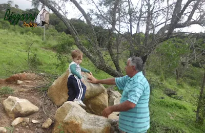 Bizzarri, com seu neto João, fazendo o que mais gosta, garimpando pedras para construções com pedras. Na foto garimpando pedras ornamentais para o paisagismo com pedras, pedras para jardim, pedras para lago de carpas, pedras para caminho, pedras para banco, etc. Adoro garimpar essas pedras pois já imagino as pedras em cada tipo de trabalho com pedras que vou executar.