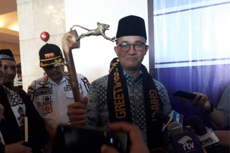 Dapat hadiah Tongkat dari Ulama Afrika Anies di