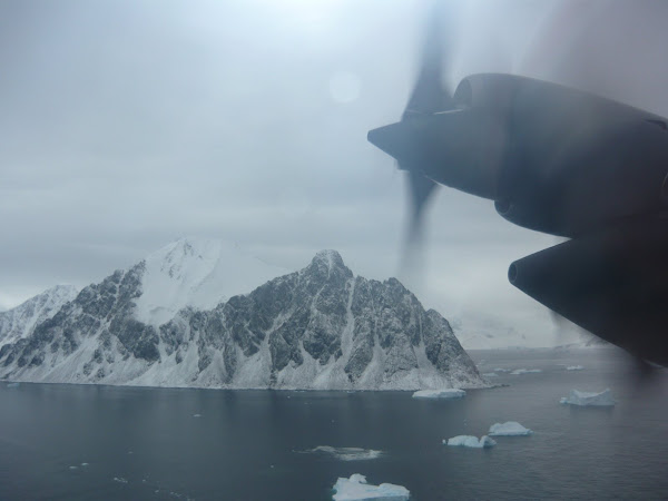 Sobrevolando suelo antártico