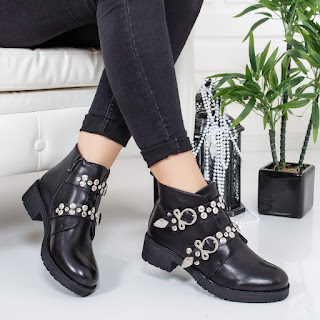 Ghete Sotali negre cu aplicatii metalice la moda Ghete Sotali negre cu aplicatii metalice la moda
