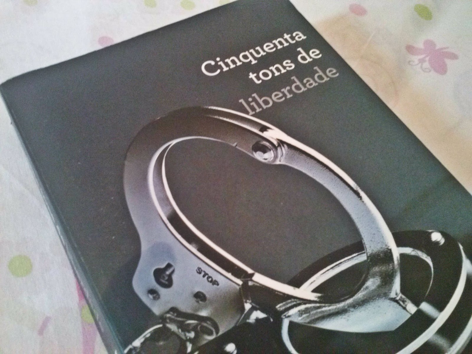 Voando Sozinha Cybelle Santos Resenha de Livro Cinquenta Tons de Liberdade Voando Sozinha Cybelle Santos Resenha de Livro Cinquenta Tons de Liberdade