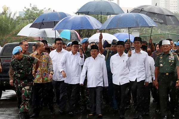 Antara Payung Jokowi dan Payung Bung Karno Antara Payung Jokowi dan Payung Bung Karno