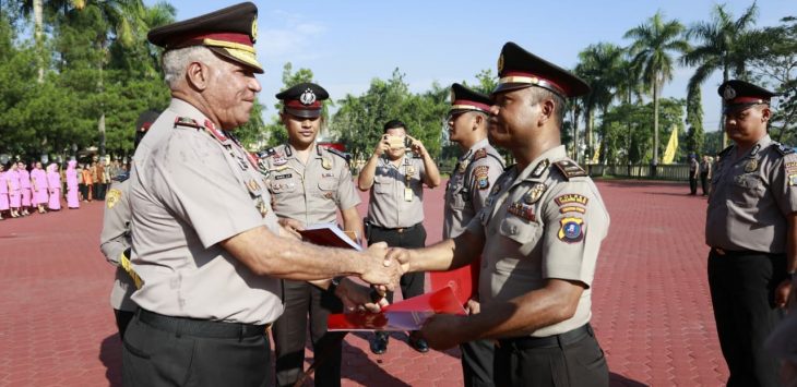 Kapolda Sumut Irjen Pol Paulus Waterpauw memberikan penghargaan terhadap personel Polres Tanjungbalai di Lapangan KS Tubun Mapolda Sumut. Kapolda Sumut Irjen Pol Paulus Waterpauw memberikan penghargaan terhadap personel Polres Tanjungbalai di Lapangan KS Tubun Mapolda Sumut.