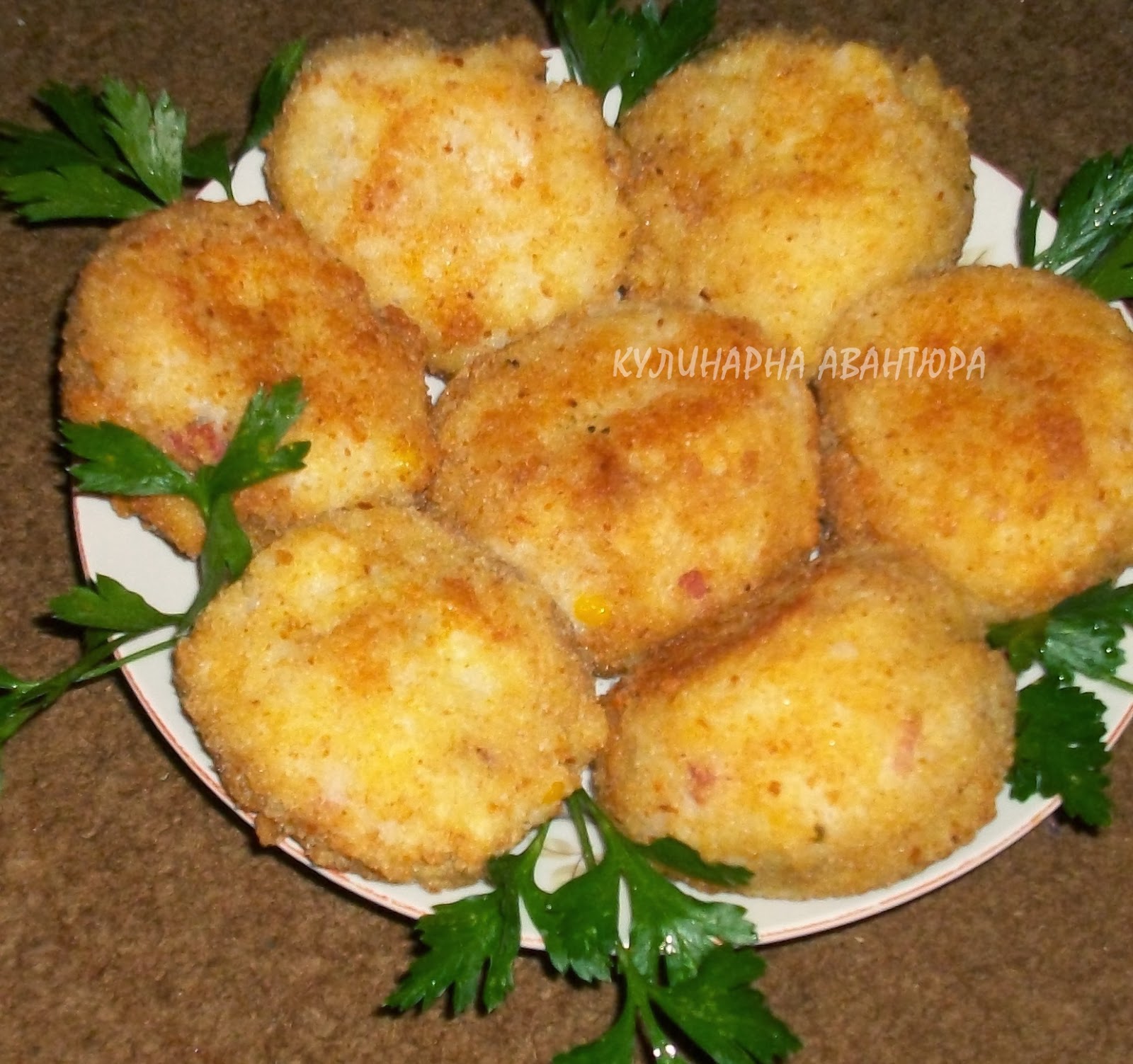 Аранчини с мясом и сыром, с соусом арабьята