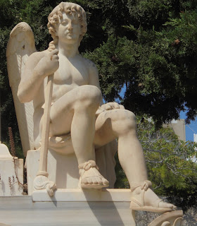 το ταφικό μνημείο της οικογένειας Γαβριήλ Αράγκη στο ορθόδοξο νεκροταφείο του αγίου Γεωργίου στην Ερμούπολη