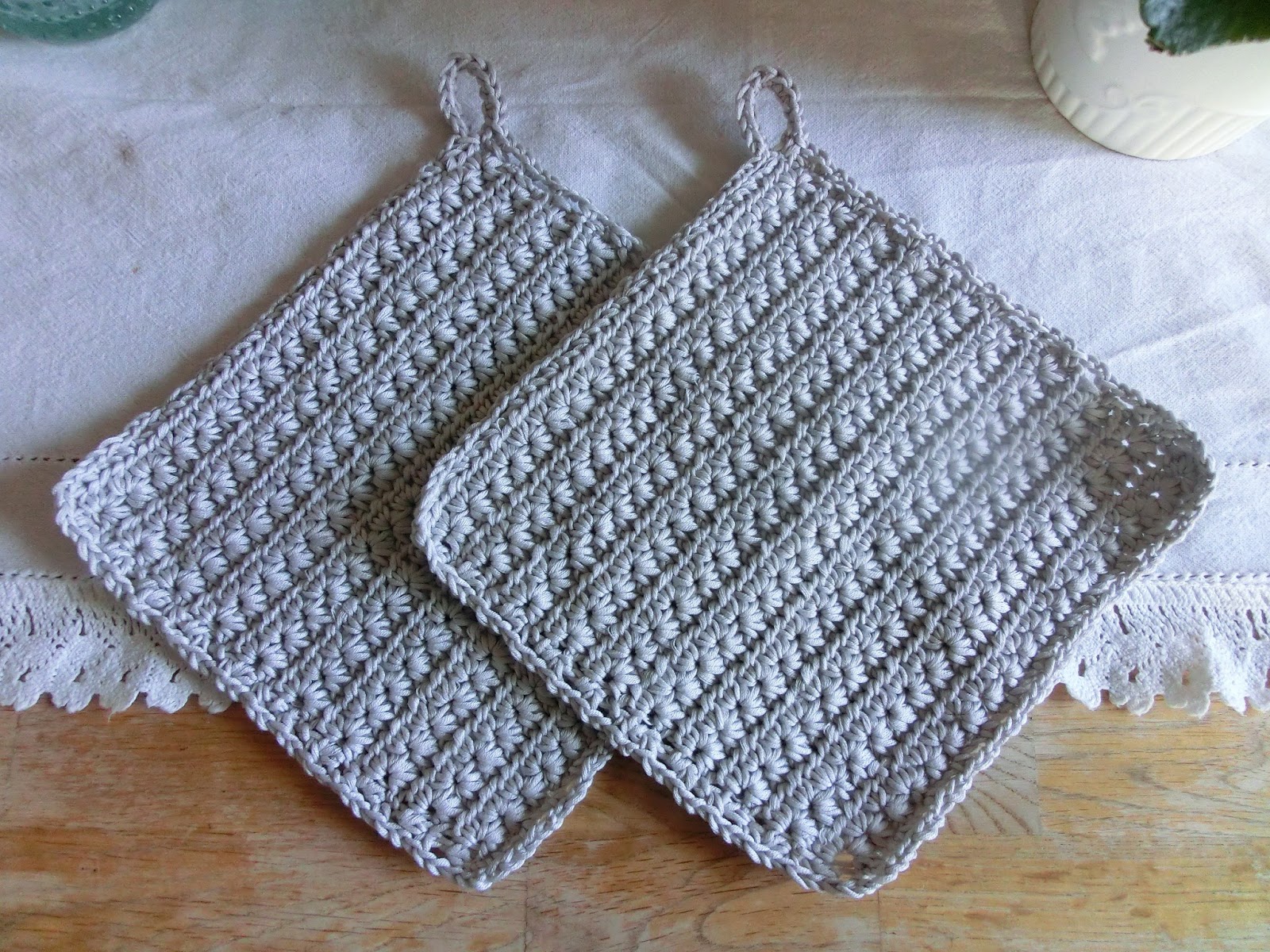 Bomullsgarn, Strikkepinner, Saks, Nål Og Tråd, Mønsterpapir