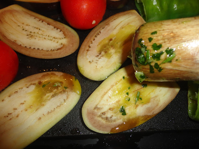 BERENJENAS UNTADAS CON  MAJADO DE AJO, PEREJIL, ROMERO y ACEITE Y COLOCADAS A LA PLANCHA