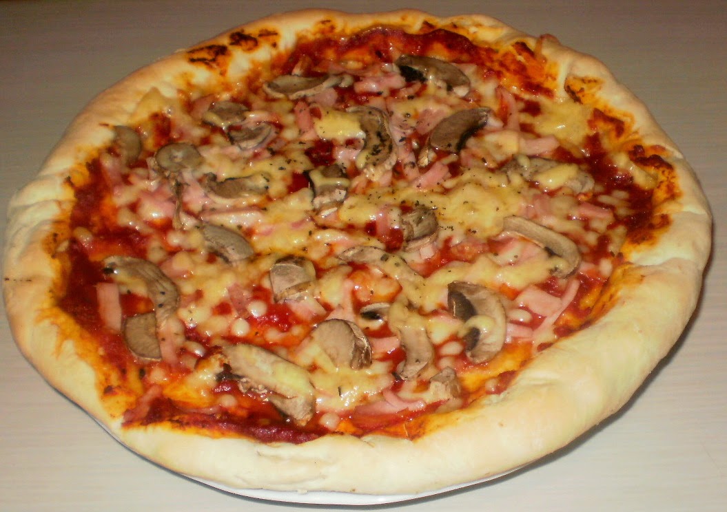 Домашняя пицца с грибами. Пицца в домашних условиях с консервированными грибами. Камень для выпекания пиццы в духовке. Как приготовить пиццу с грибами в домашних условиях в духовке.