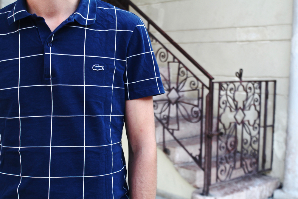 blog-mode-homme-masculine-voyage-grece-polo-lacoste-bleu-motif-geometrique-carreau-short-look-sandales-cuir-naturel-made-in-fance-vacances-nauplie-preppy-menstyle-parisien-bordeaux-paris-blogueur - 2