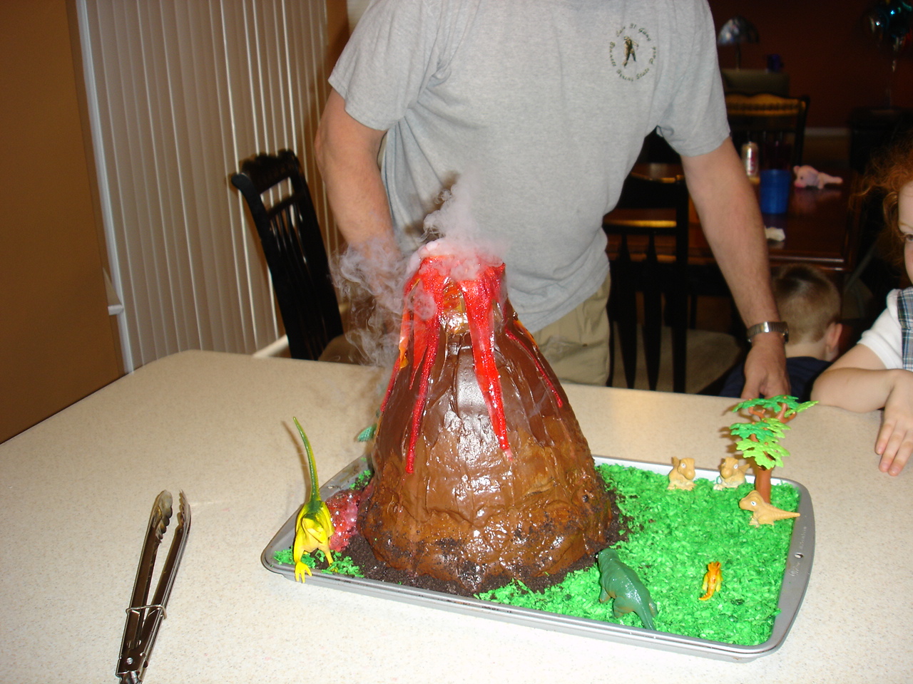 Sommer Sweets Erupting Volcano Cake!