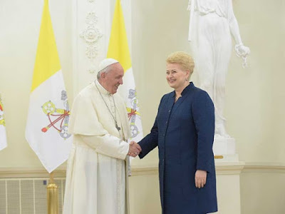 Inicia gira el Papa por países bálticos; alerta del totalitarismo