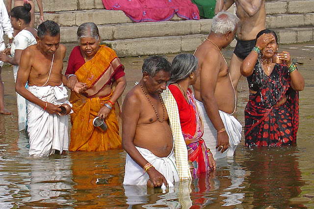 Indiens qui se baignent dans le Gange à Varanasi
