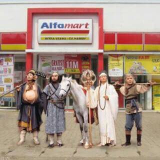 Kumpulan Meme Indomaret vs Alfamart yang Dijamin Bikin Ngakak