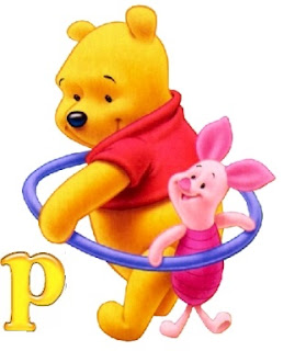 Abecedario de Winnie the Pooh y Piglet Jugando al Hula Hoop.