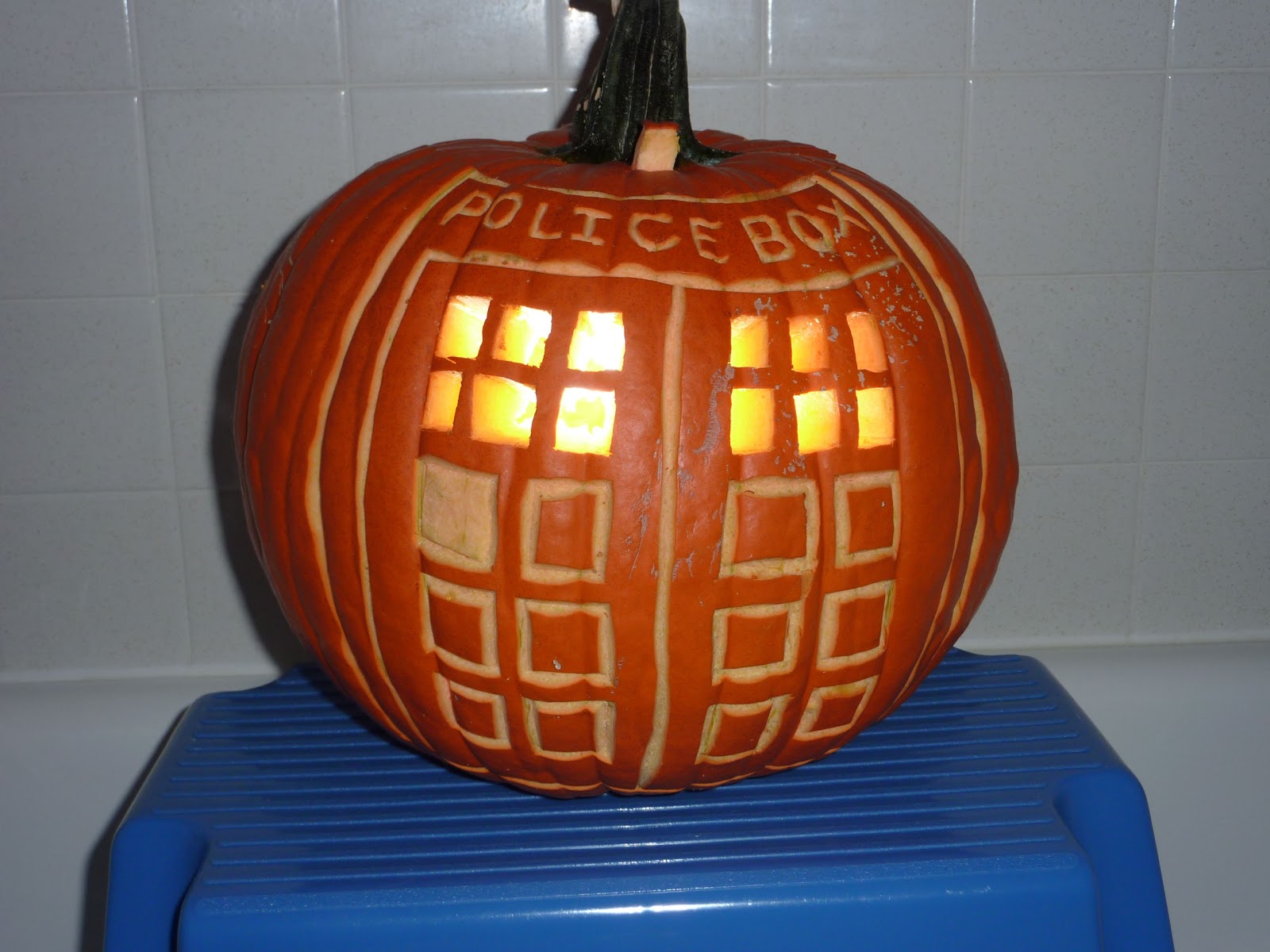crafty lil' thing Tardis Pumpkin!