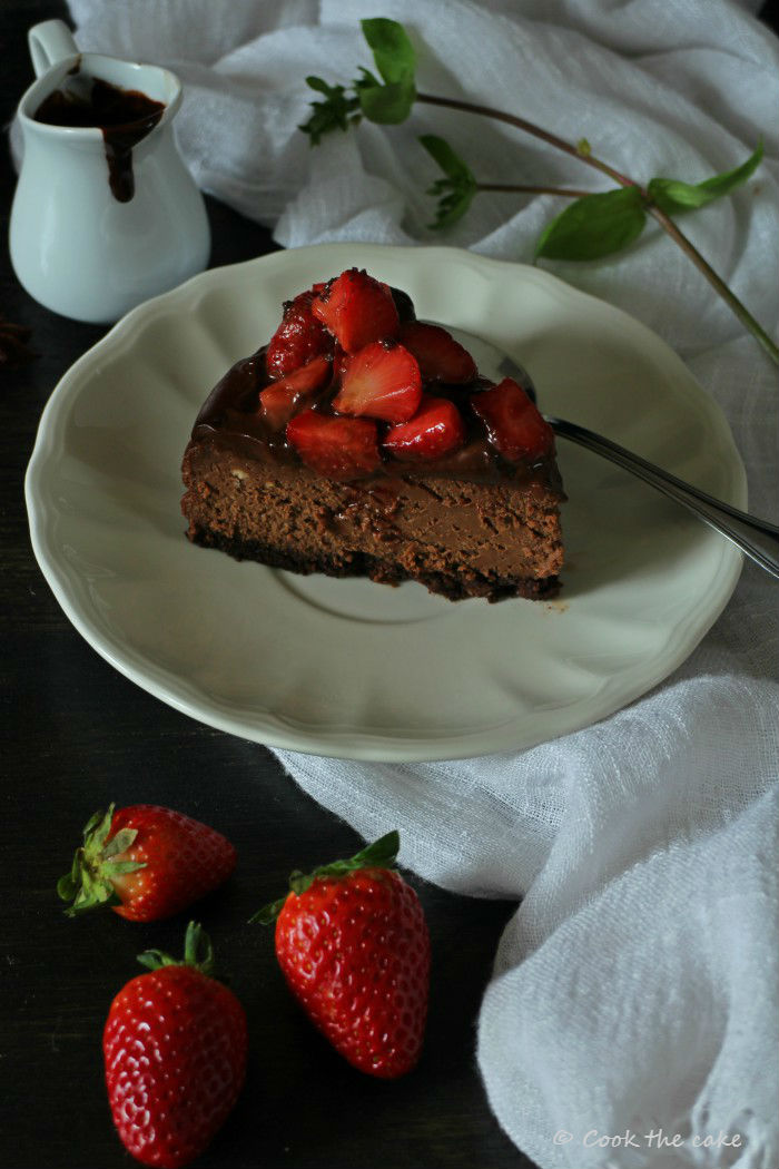 chocolate-and-strawberry-cheesecake, cheesecake-de-chocolate-y-fresas, fresas-maceradas-en-vino