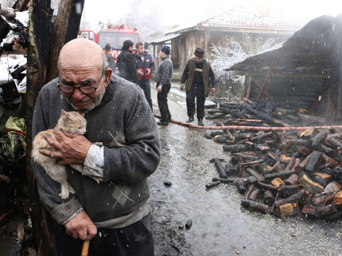 Heartwarming Pictures Of Turkish Man Carrying Kitten After Fire Captured International Sympathy