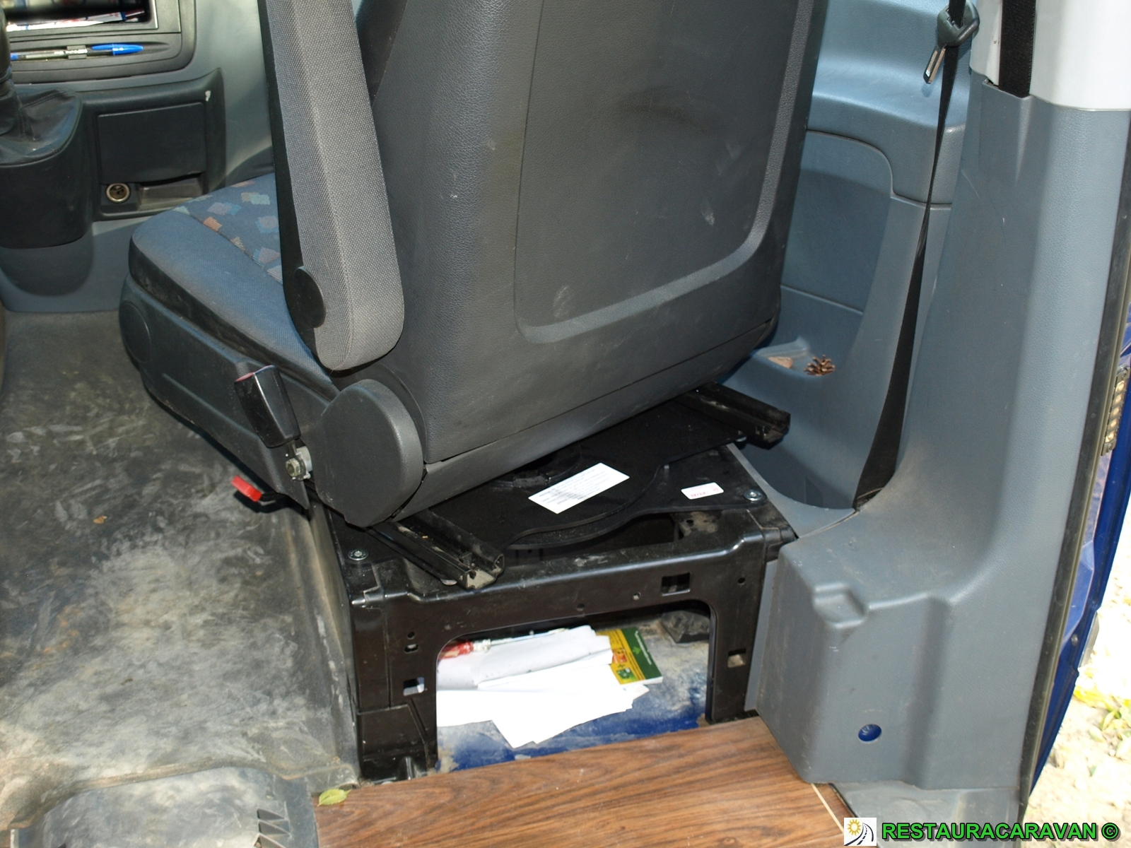 RestauraCaravan: Instalación asientos giratorios y techo elevable