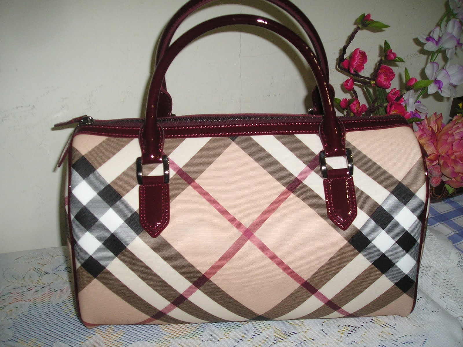 Lady Connection: Authentic Burberry Large Bowling Bag