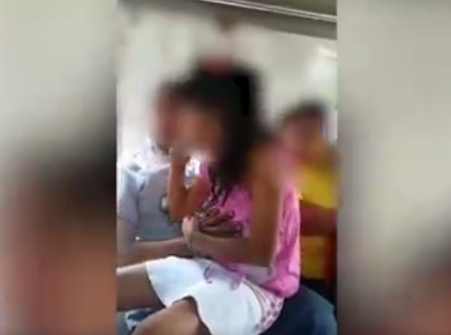 VIDEO; Exhibe a sujeto manoseando a una niña en una unidad d