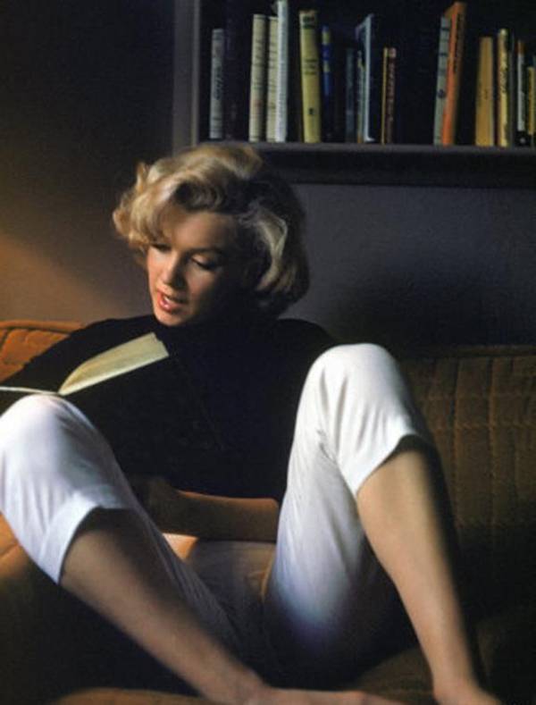 Marilyn Monroe Reading…