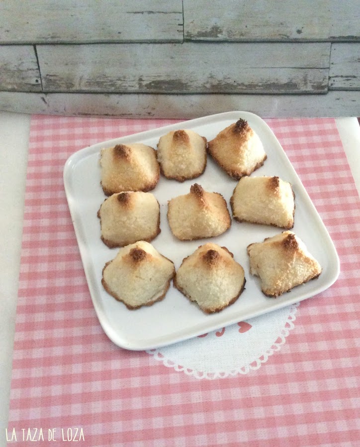 bandeja con pastelitos italianos de coco