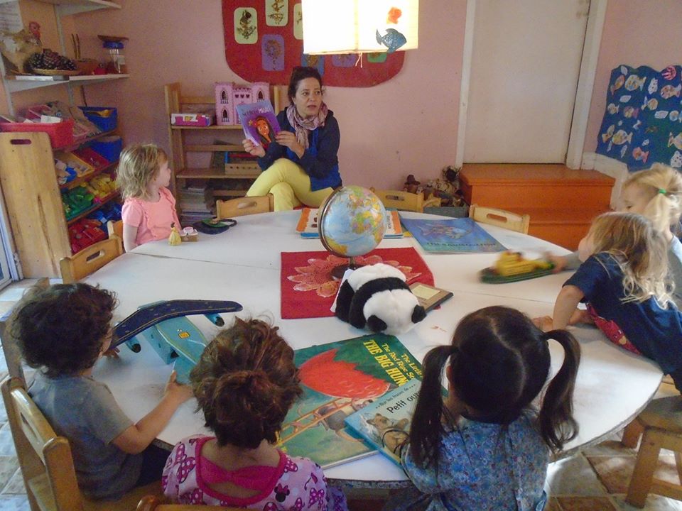 Magalí visita escuelas, bibliotecas y hospitales infantiles del mundo
