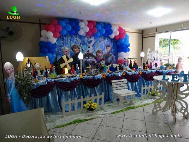 Decoração infantil tema Frozen em mesa tradicional super luxo forrada em tecido