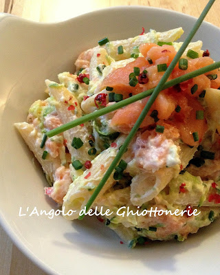 insalata di pasta con yogurt greco, zucchine e trancetti di salmone fumé, marinato con pepe rosa, zeste di limone ed erba cipollina