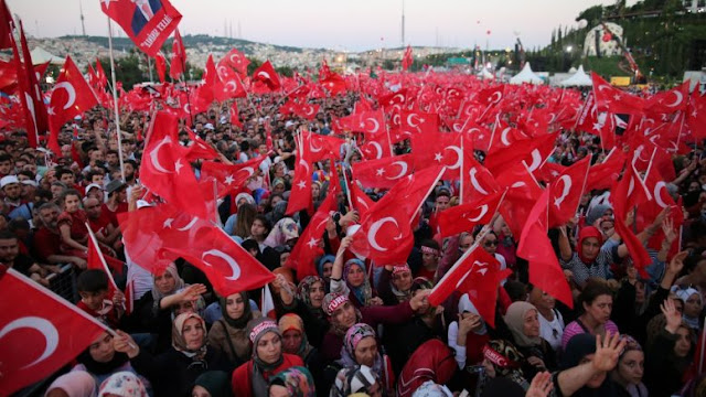 Ο Ερντογάν, ισχυρότερος παρά ποτέ, διαμηνύει ότι οι εκκαθαρίσεις Γκιουλενιστών θα συνεχιστούν
