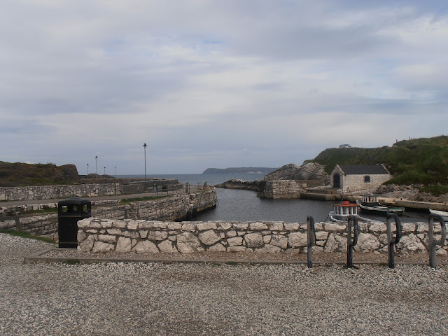 Ballintoy, la bahía de Pike en la vida real Vista de Ballintoy, la bahía de Pike en la vida real