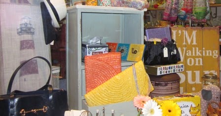 Escaparate de la semana con cajas de metal y otras de almacenamiento